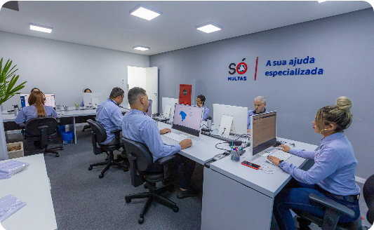 Equipe da SÓ Multas trabalhando no escritório